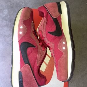 Excellent Condition Nike Venture Runner